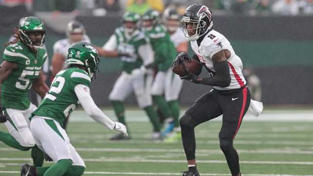 Dec 3, 2023; East Rutherford, New Jersey, USA; Atlanta Falcons tight end Kyle Pitts (8) gains yards after catch as New York Jets safety Tony Adams (22) pursues during the first quarter at MetLife Stadium.